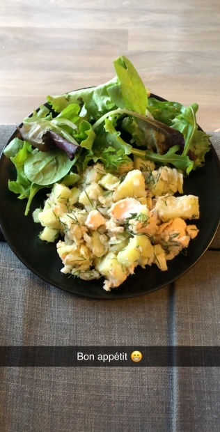 image de la recette Salade de pommes de terre, saumon, mesclun, oignons et concombre