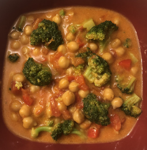 image de la recette Curry rouge de pois chiches au poivron et brocoli