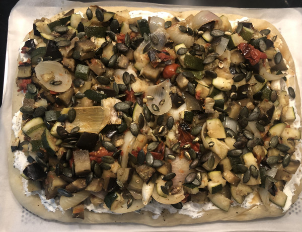 image de la recette Pizza blanche à la ricotta aux herbes, légumes grillés et graines de courge