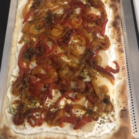 image de la recette Pizza à la ricotta et aux poivrons grillés